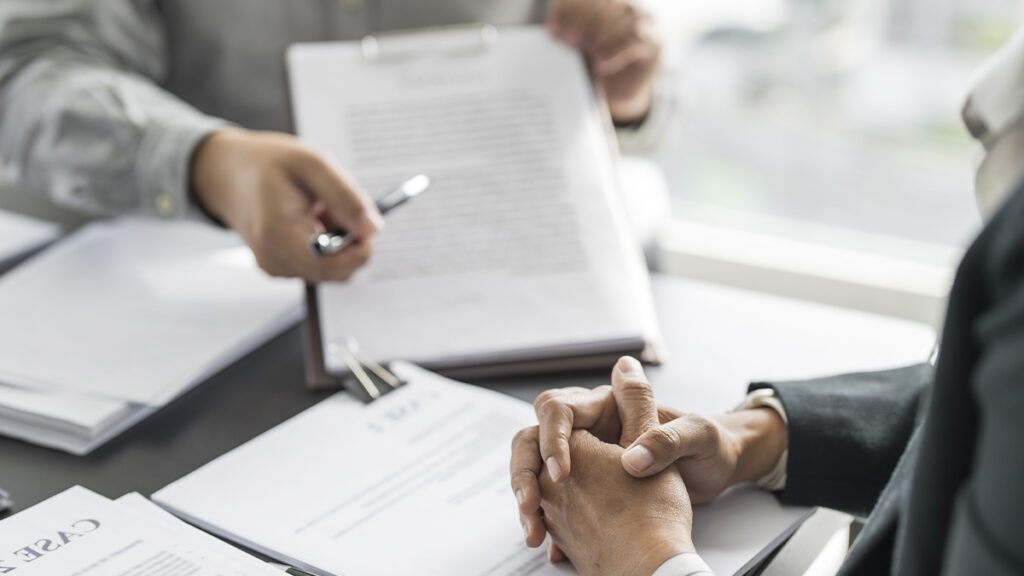 paralegal vs lawyer​